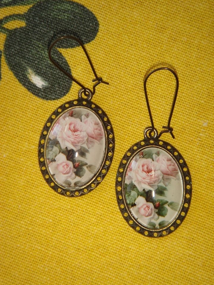 Cercei handmade, cu caboson din sticla, trandafirasi roz