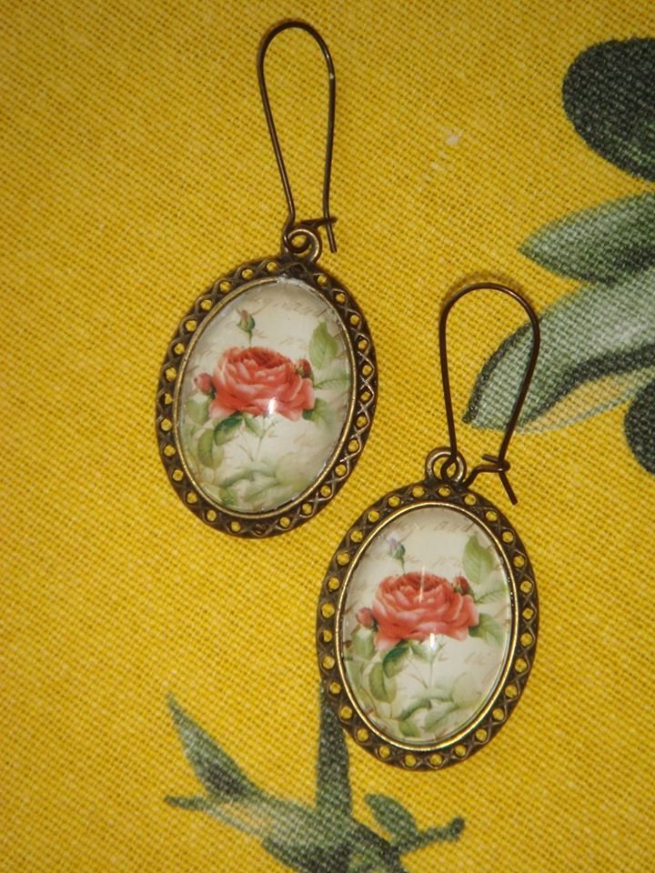 Cercei handmade, cu caboson din sticla, trandafirasi rosii