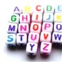 Mix margele acrilic cub alb alfabet cu multicolore 5 mm 42 buc.