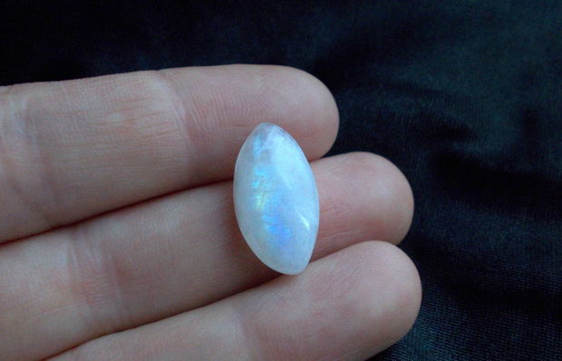 Moonstone marquise rainbow  - D34