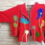 Jachetă din tricot,flori croșetate,tapițerie și fără tiv , cu poveste care începe cu tine