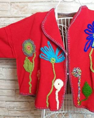Jachetă din tricot,flori croșetate,tapițerie și fără tiv , cu poveste care începe cu tine