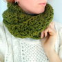 Fular verde crosetat