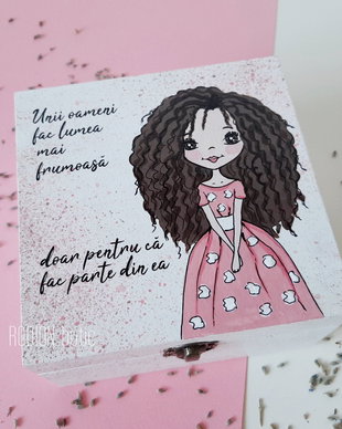 Cutie pictata manual handmade personalizata cu nume fetita creata