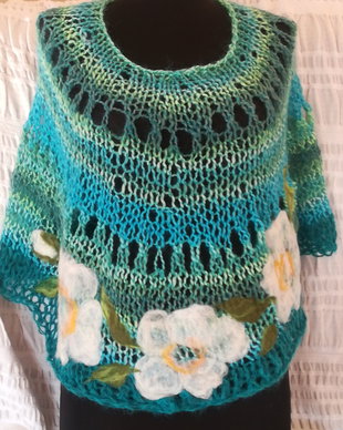 Poncho tricotat manual cu flori de lână merinos impaslite