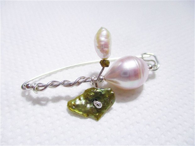 Brosa argint cu perle de cultura alb - rozii si perla biwa verde