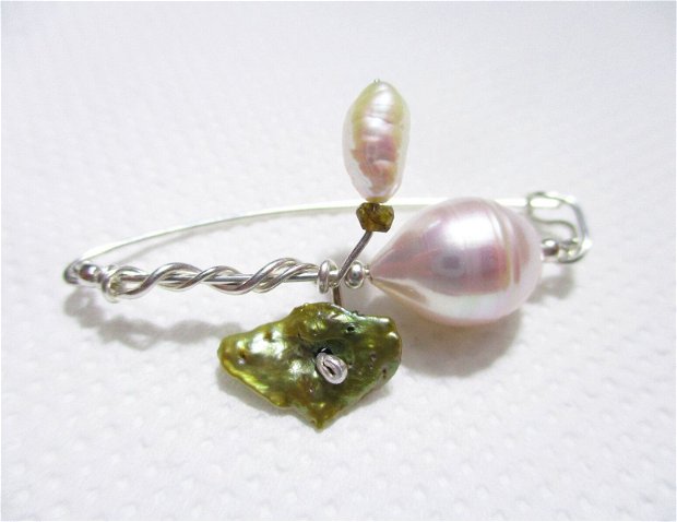 Brosa argint cu perle de cultura alb - rozii si perla biwa verde