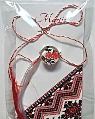 Brosa martisor cabochon sticla 14mm motive traditionale model 5