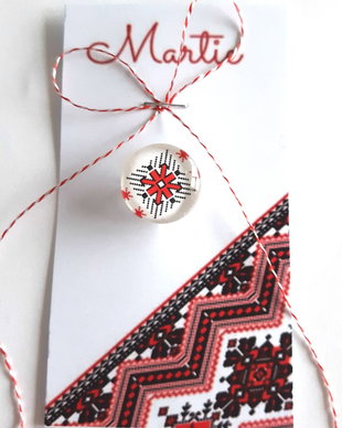 Brosa martisor cabochon sticla 16mm motive traditionale