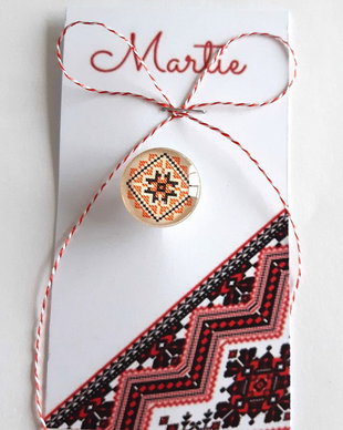 Brosa martisor cabochon sticla 16mm motive traditionale