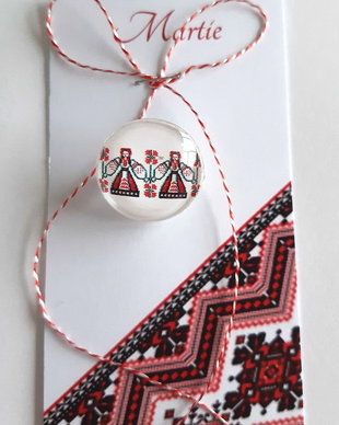 Brosa martisor cabochon sticla 20mm motive traditionale