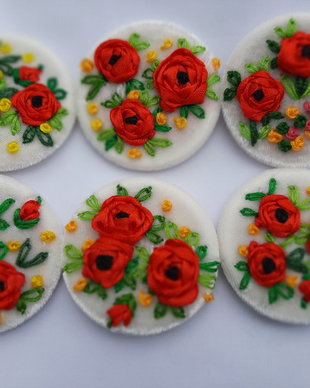 Brose cu rol de martisor din catifea albă brodata