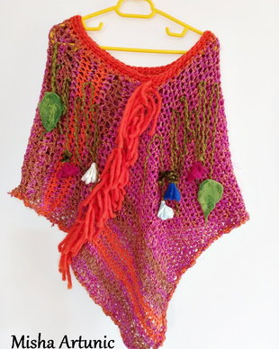 REZERVAT -Poncho crosetat cu floricele si frunze  impaslite