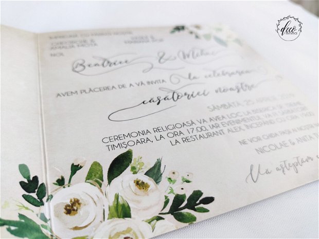Invitatie nunta flori alb si verde, fara plic, panglica crem, Invitatie nunta rustica, invitatie florala, panglica