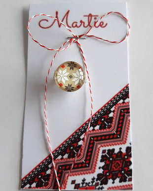 Brosa martisor cabochon sticla 14mm motive traditionale