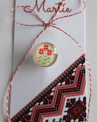 Brosa martisor cabochon sticla 16mm motive traditionale