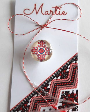 Brosa martisor cabochon sticla 16mm motive traditionale