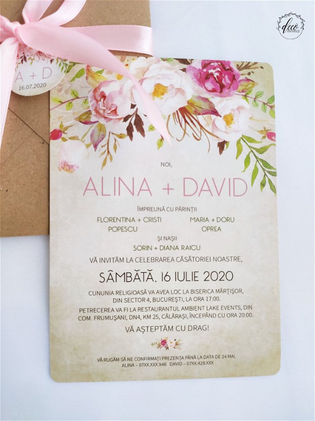 Invitatie nunta flori roz, bujori, trandafiri, plic kraft sau roz, panglica roz sau sfoara iuta