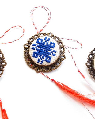 Brosa - martisor cu broderie manuala - motive traditionale cod BF8767