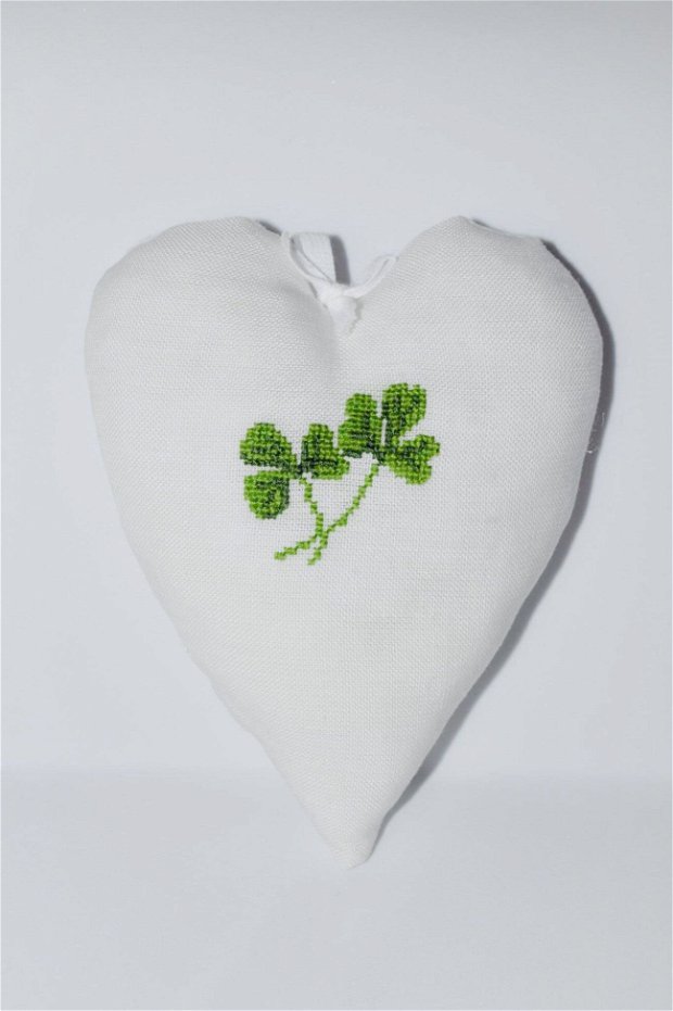 Inimioară decorativă cusută manual cu trifoi