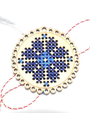 Martisor din lemn traforat cusut manual cu model traditional