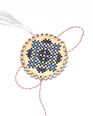 Martisor din lemn traforat cusut manual cu model traditional