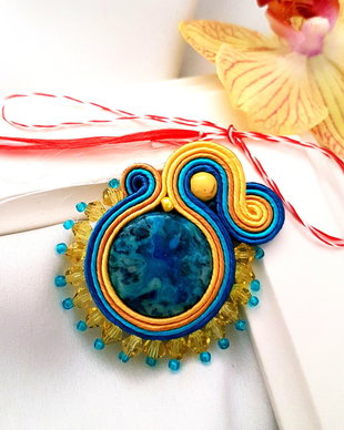 Martisor-brosa soutache cu jasp si cristale