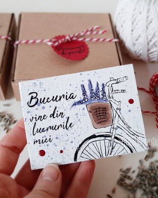 Martisor lavanda magnet pictat manual cu mesaj