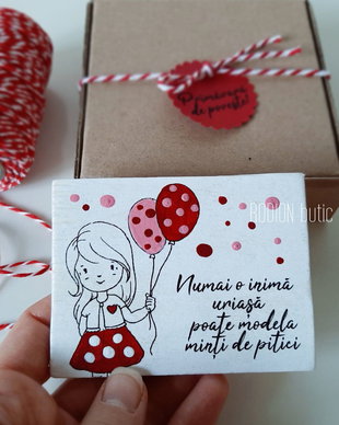 Martisor pentru educatoare magnet pictat manual cu mesaj fetita