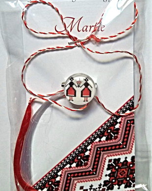 Brosa martisor cabochon sticla 14mm motive traditionale model 6