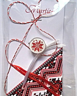 Brosa martisor cabochon sticla 14mm motive traditionale model 1