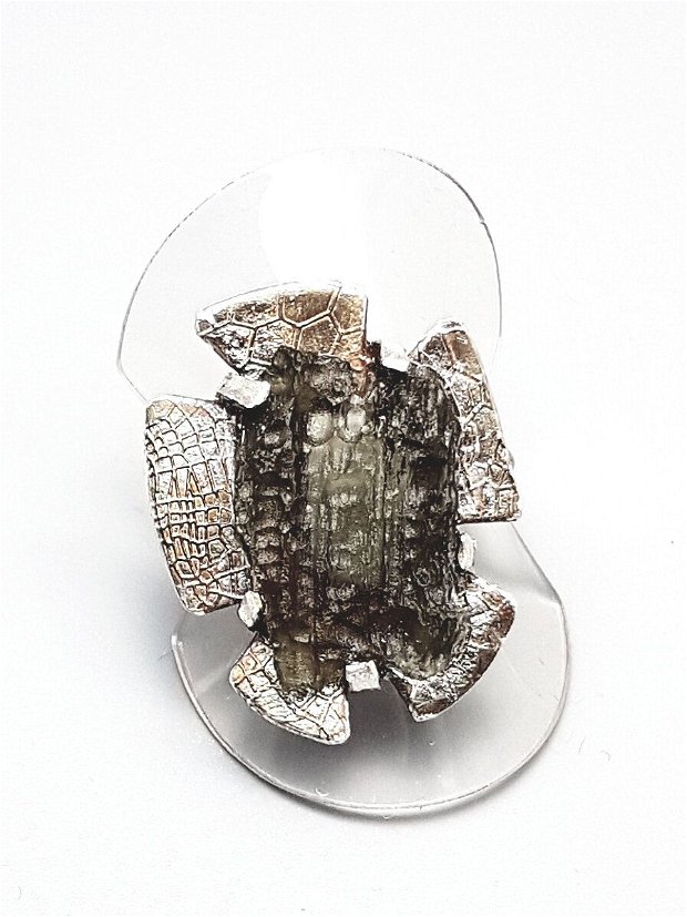 inel unicat din argint fin, cu model organic și cristal de moldavit
