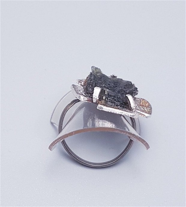 inel unicat din argint fin, cu model organic și cristal de moldavit
