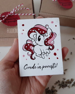 Martisor unicorn magnet pictat manual cu mesaj
