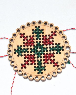 Martisor din lemn traforat cusut manual cu model traditional