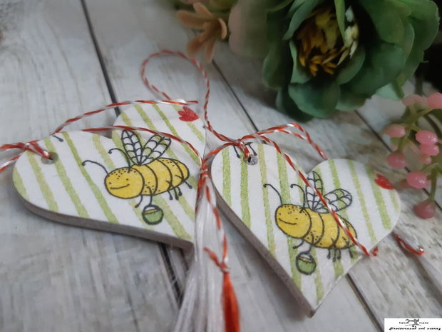 Martisor cu albinuta