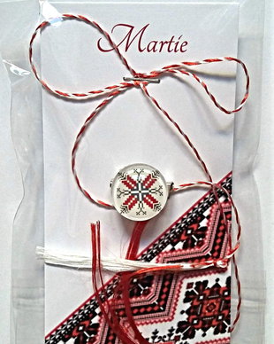 Brosa martisor cabochon sticla 14mm motive traditionale model 3
