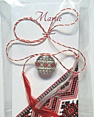 Brosa martisor cabochon sticla 14mm motive traditionale model 4