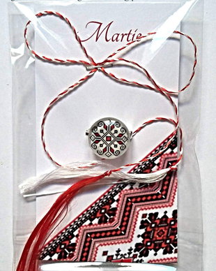 Brosa martisor cabochon sticla 14mm motive traditionale model 2