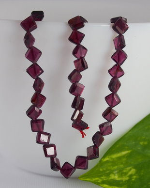 Garnet aprox 5-6x5-6mm (1)