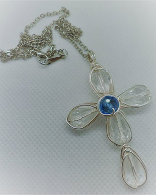Pandantiv handmade din sarma si cristale tip swarovski - cruciulita