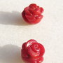 (2 bucati) Trandafiri din coral semigauriti si gravati manual aprox 9-9.5x7 mm