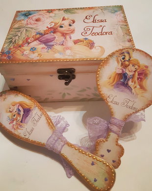 Set format din cutie lemn 20/15/7 cm, perie si oglinda, tema Rapunzel
