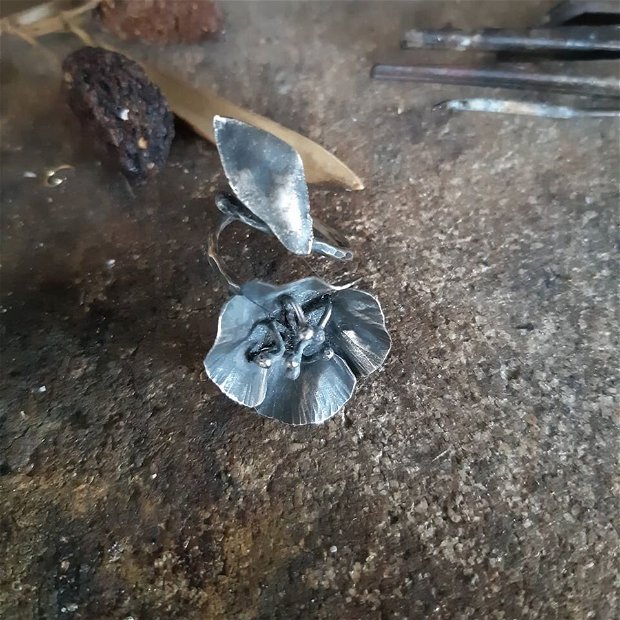 Inel reglabil din argint 925 partial oxidat, crenguta cu floare si frunzulita