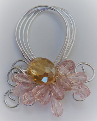 Brosa handmade din sarma si cristale tip swarovski