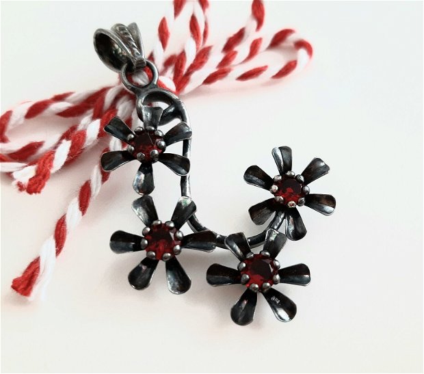 Pandantiv/medalion vintage flori cu cristale roșu-granat