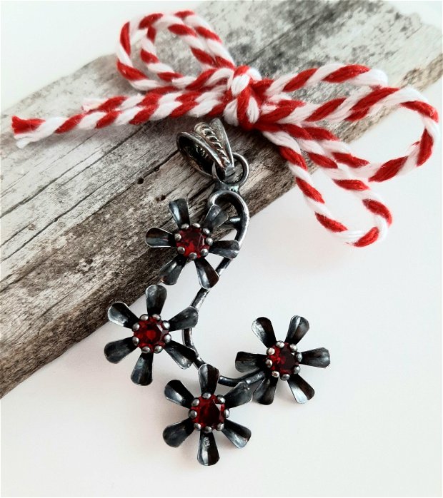 Pandantiv/medalion vintage flori cu cristale roșu-granat