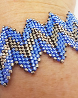 brățari tip manseta cu model geometric (zig zag, sageata) din mărgele japoneze, albastre și argintii