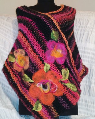 Poncho tricotat manual cu flori de lână merinos impaslite