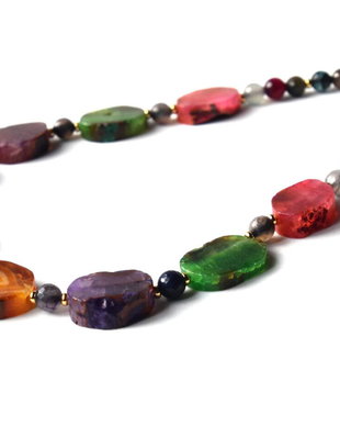 Colier multicolor din felii de agate, cu accesorii de inox auriu